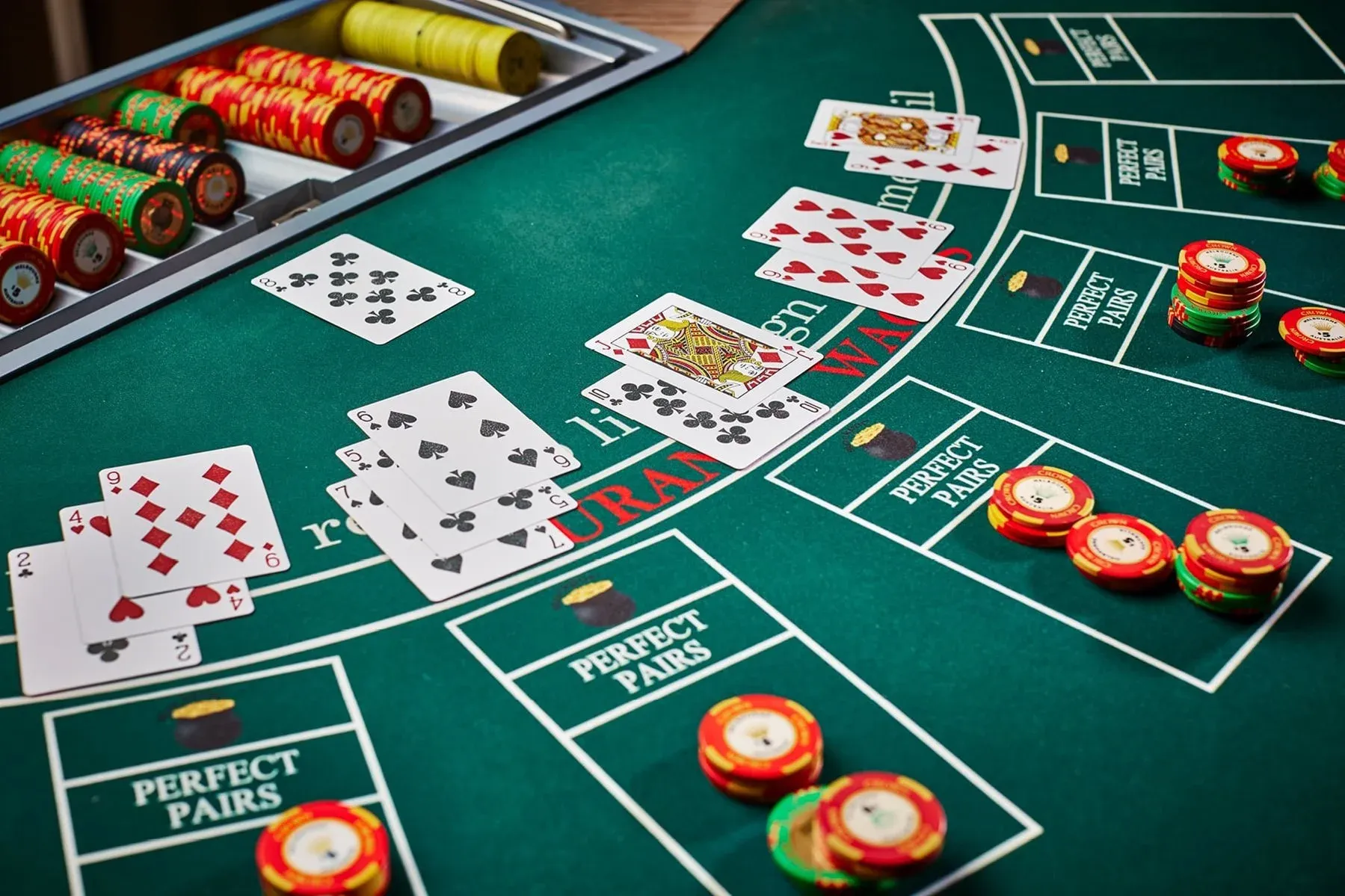 Nature-inspired artwork above live online casino summary